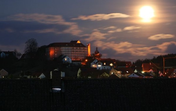 Burg_Mond1_660x439
